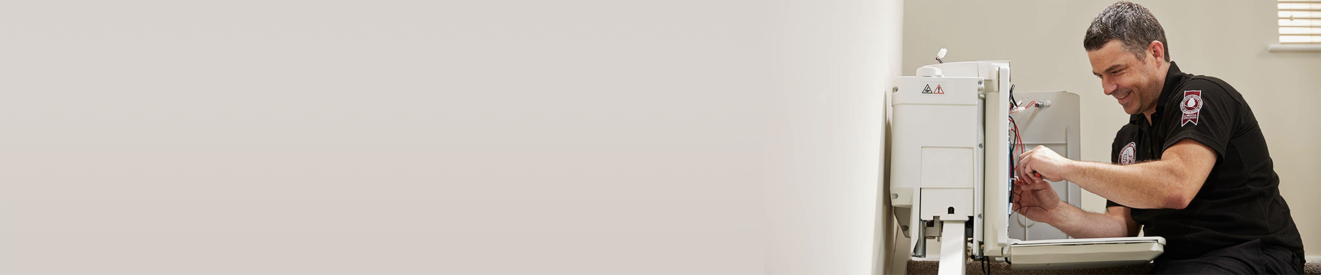 Installatore di montascale che mette insieme un montascale in casa